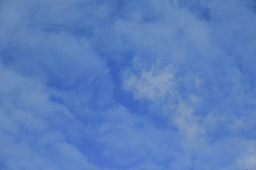Obraz premium Blue cloudy sky background