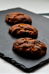 cookies de chocolate sobre fondo de pizzara