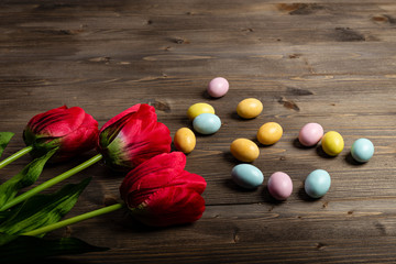 Piccoli uova di Pasqua con tulipani rossi