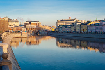 Obraz premium Buildings on the embankment in the center of Moscow