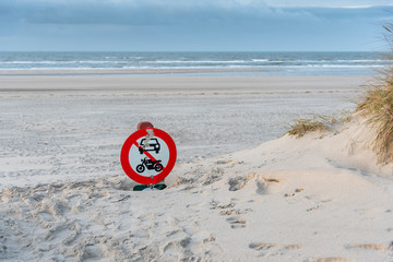 Fahrverbot am Strand von Blavand, Dänemark