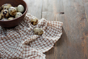 Fototapeta premium Quail eggs in a clay brown bowl