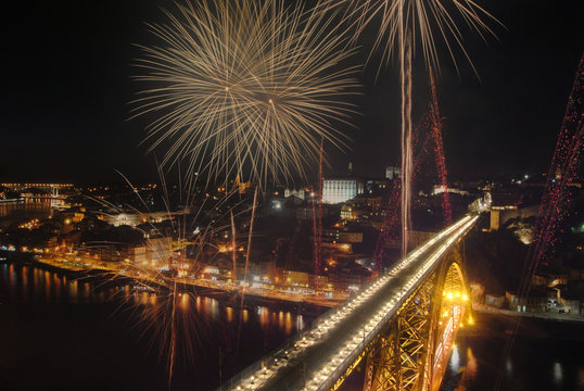 Fogo de artificio no porto, portugal junto da ponte de Dom Lu&iacute;s por cima do rio douro