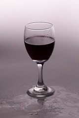 Fotografía de un vaso de gotas heladas de vino tomada en una sesión fotográfica