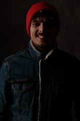 Obraz premium happy cool guy wearing red hat and denim jacket