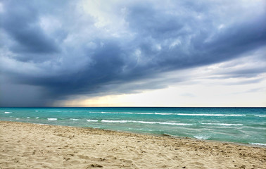 Fototapeta na wymiar Upcoming storm on a carrebian beach in Varadero, Cuba