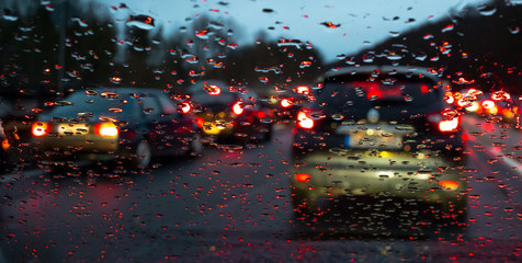 Bremslichter bei Regen