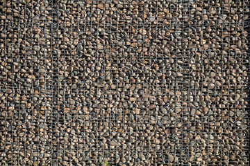 Nahaufname einer Gabionenfassade bei Sonne