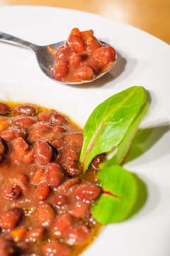 Alubias rojas en un plato blanco