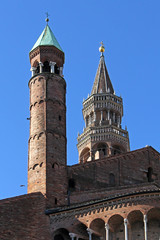 Fototapeta na wymiar una guglia e il Torrazzo, dall'abside del Duomo di Cremona
