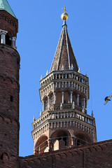 Fototapeta na wymiar una guglia e il Torrazzo, dall'abside del Duomo di Cremona