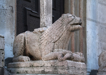 leone stiloforo; portale del transetto nord del Duomo di Cremona