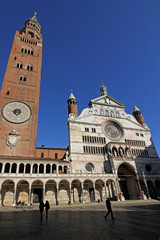 Fototapeta na wymiar Duomo di Cremona; la facciata e il Torrazzo