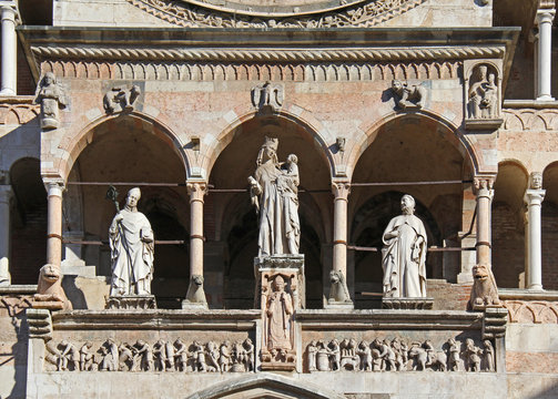 Madonna con Bambino tra i Santi Imerio e Omobono; loggia del protiro del portale maggiore del Duomo di Cremona