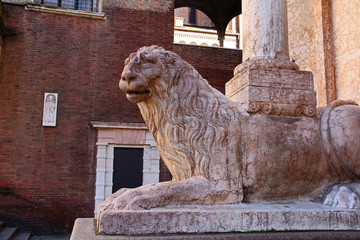 leone stiloforo; portale del battistero di Cremona