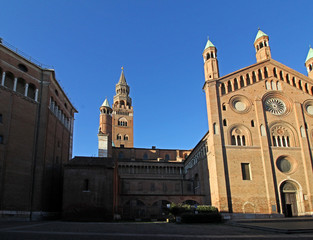 Fototapeta na wymiar la facciata del transetto sud del Duomo di Cremona