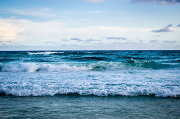 Fototapeta premium Waves crashing into shore