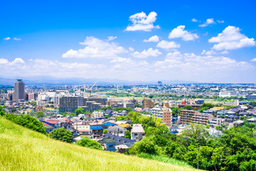 新緑の丘と住宅地