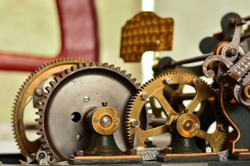 Engranajes de la maquinaria de un reloj antiguo