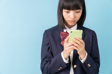 女子学生　制服　スマホ