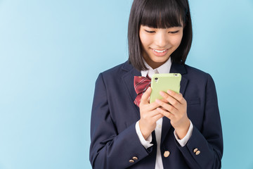 女子学生　制服　スマホ