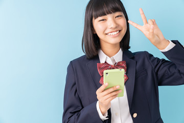 女子学生　制服　スマホ