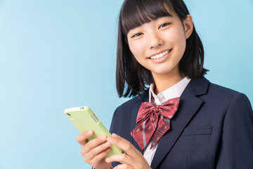 女子学生　制服　スマホ