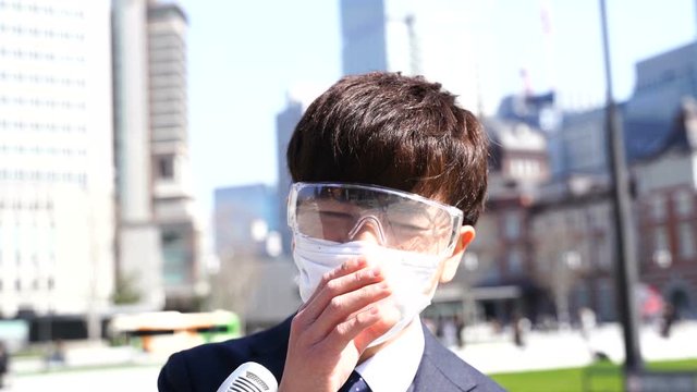 インタビュー　マスクとゴーグルの男性　イメージ