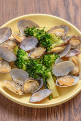 アサリとブロッコリーの炒め物