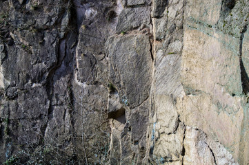 felsen klippe unter blauem himmel 