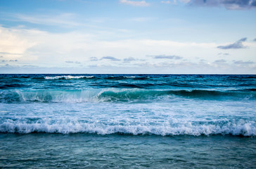 Obraz na płótnie Canvas Waves crashing into shore