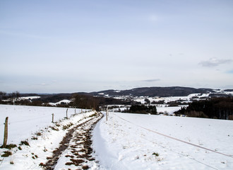 Schneelandschaft unter blauem Himmel