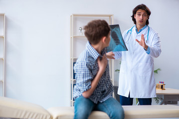 Obraz premium Male radiologist looking at boy's images