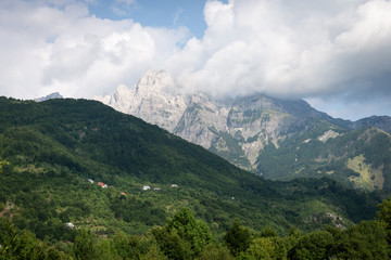Village de Theth dans la montagne en Albanie