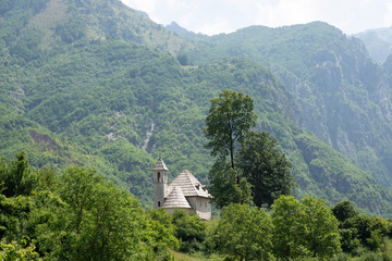 &Eacute;glise de Theth dans la montagne en Albanie