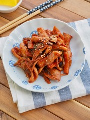 한국의 음식 오징어 볶음과 밥 그리고 김치와 단무지 