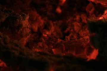Holzglut im Kamin 2