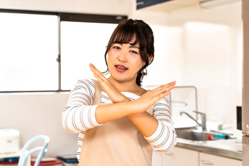 だめ出しする若い主婦