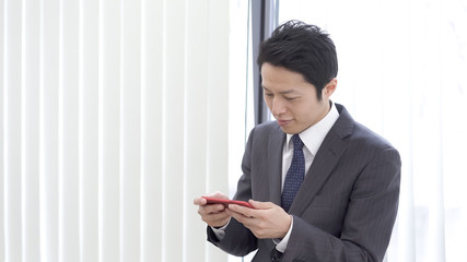 男性　ビジネス　スマートフォン