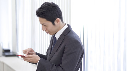Fototapeta premium 男性 ビジネス スマートフォン