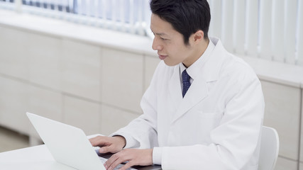 医療　医者　パソコン