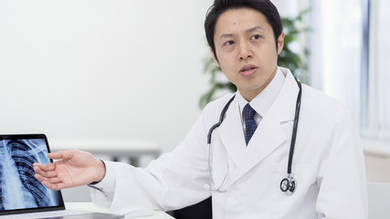 医者　レントゲン　話す