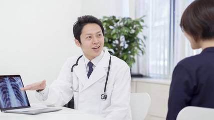 Fototapeta premium 医者 診察 レントゲン