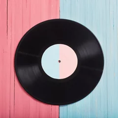 Rolgordijnen Muziekrecords op roze en blauwe houten achtergrond. Retro muziekconcept © Maya Kruchancova