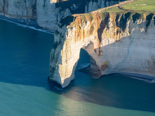 vue aérienne des falaises d'Étretat en Seine Maritime en France