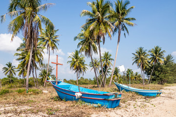 Obraz na płótnie Canvas Fishing boats on a tropical beach