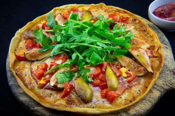 Pizza with figs, prosciutto and mozzarella