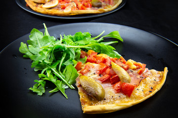 Pizza with figs, prosciutto and mozzarella