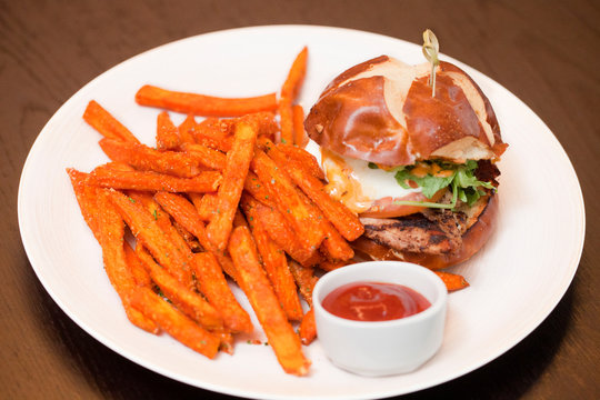 Hamburger slider with sweet patato fries