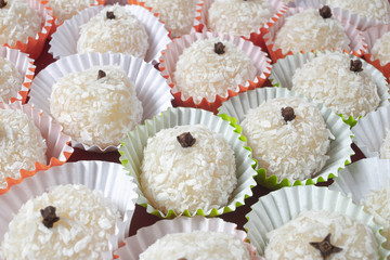 Doces, Beijinho, doces de aniversário. Beijinho é um doce típico brasileiro a base de leite...